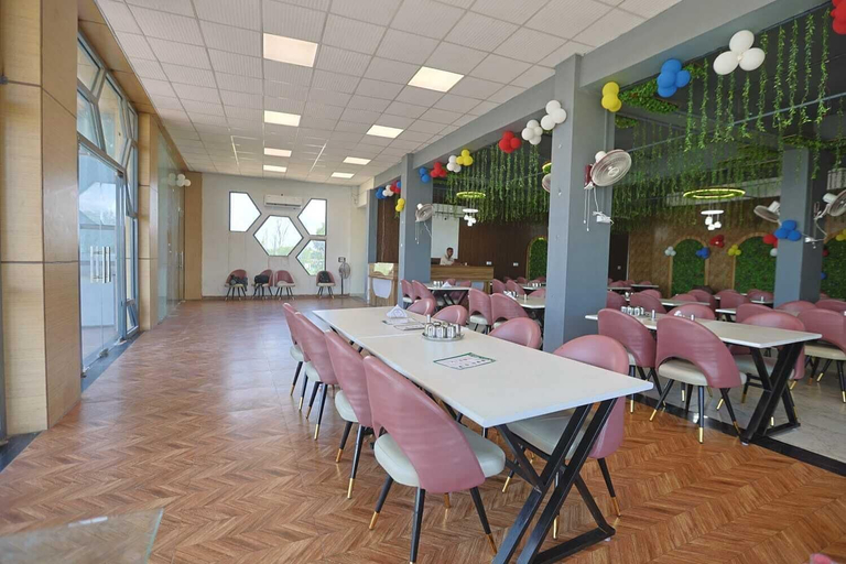 Family dining, Hotel Om Vilas, Mathura