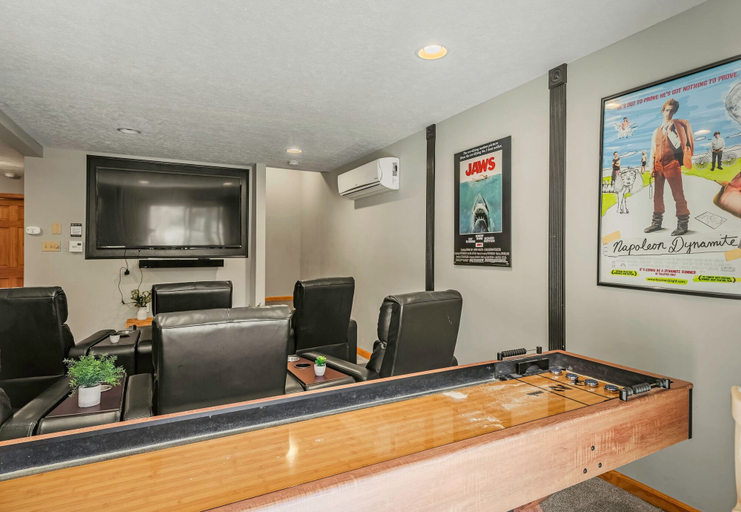 Others 5, Hickory Haven by Avantstay Hot Tub, Game Room, Theater, Deck, Carbon