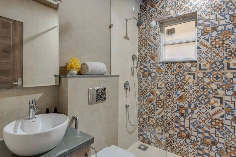 Room 3, 1bhk w Balcony and Pool - 5 Mins to Candolim Beach, North Goa