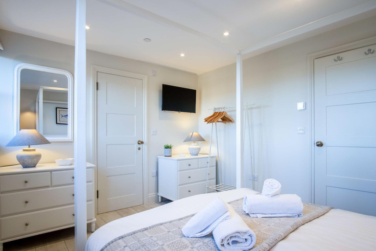 Room 2, Ty Alice - 3 Bedroom Cottage - Bayview Oxwich, Swansea