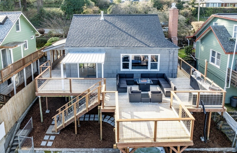 Outdoor dining, The Lookout Landing 4 Bedroom Home, Kitsap
