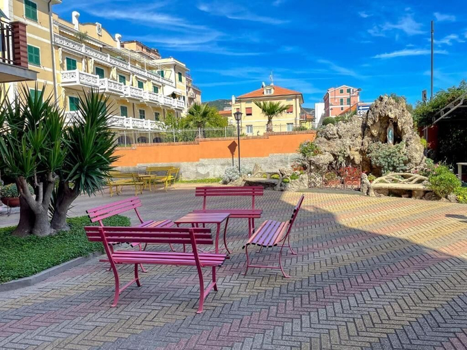 Exterior & Views 2, Albergo Regina Mundi, Savona