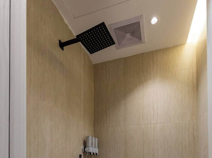 Bathroom 5, Modern Studio & Shared Garden in Prime Location, Al Madinah Al Munawwarah