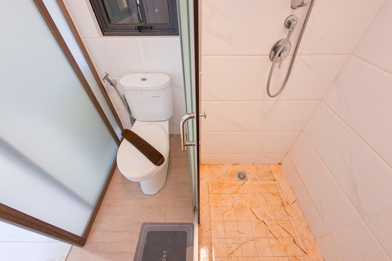 Bathroom 5, Scandinavian Urban 2Br At Sky House Bsd Apartment, Tangerang Selatan