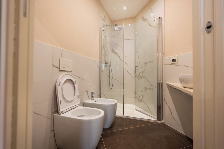 Bathroom 5, Florence Dome Rooms, Florence