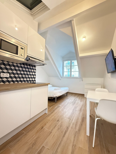 Room 2, Village D'Auteuil, Paris