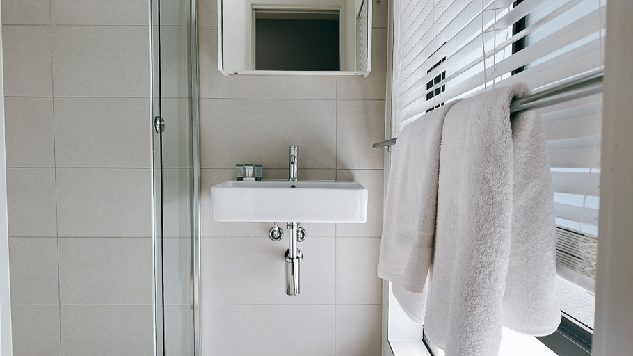 Bathroom 5, Belmoral Corporate Suites, South Townsville