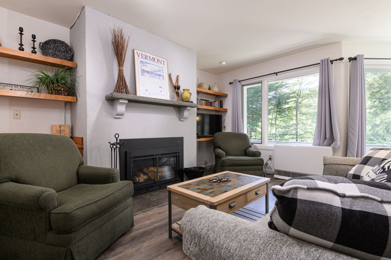 Living area 4, Glades 14 1 Bedroom Condo, Washington