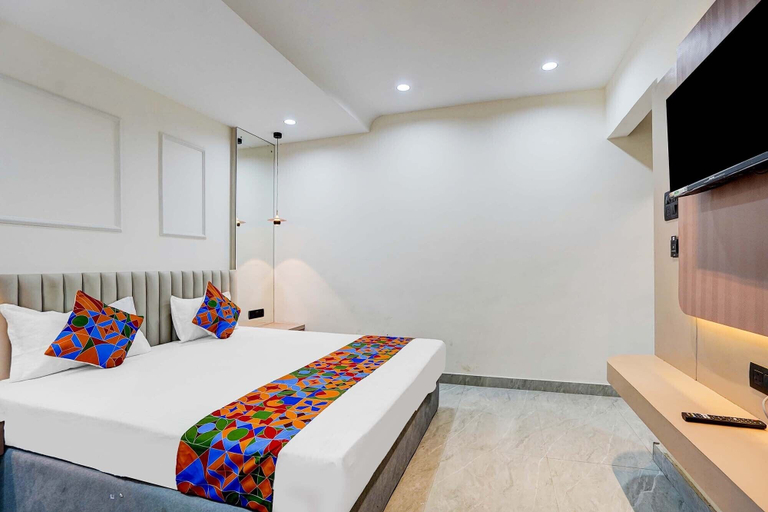 Room 4, Fabhotel Sanviraaj, Kanpur Nagar