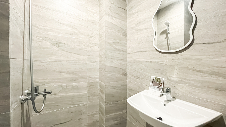 Bathroom 5, Restful and Modern Studio at Collins Boulevard Apartment By Travelio, Tangerang