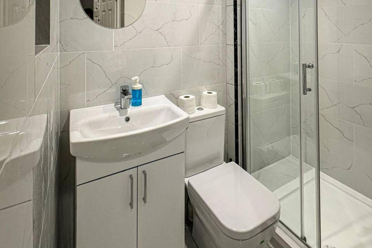 Bathroom, Studio Flat in Ealing Broadway, London