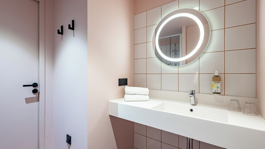Bathroom 3, greet Hotel Reims Tinqueux, Marne