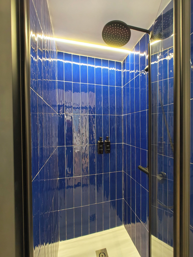 Bathroom 5, Alba