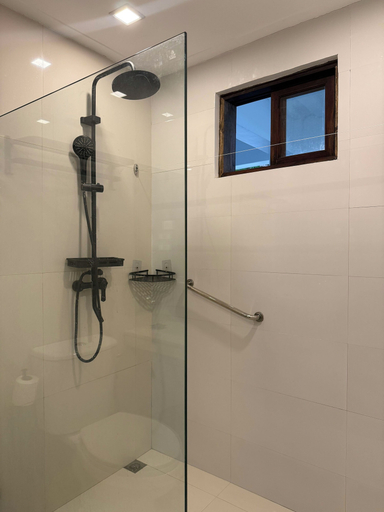 Bathroom 5, Islas Moriones Beach Resort, Santa Cruz