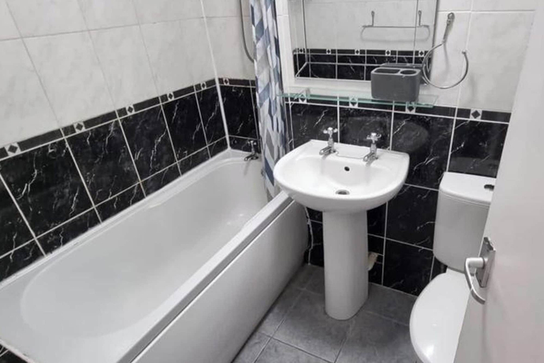 Bathroom, Cozy Coastal Cottage in Newquay, Cornwall