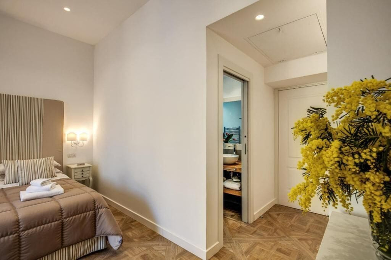 Room 5, Sorrento Square Suites, Napoli