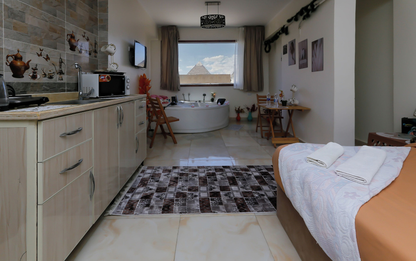 Room 4, Luxury jacuzzi & pyramids view, Al-Ahram