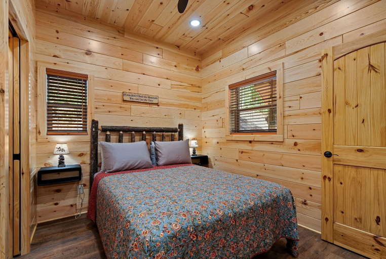 Room 3, Cabin On A Hill 2 Bedroom Cabin, Cocke