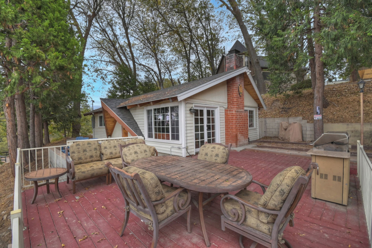 Outdoor dining 4, Emerald Arrowhead Haus - For 6, San Bernardino
