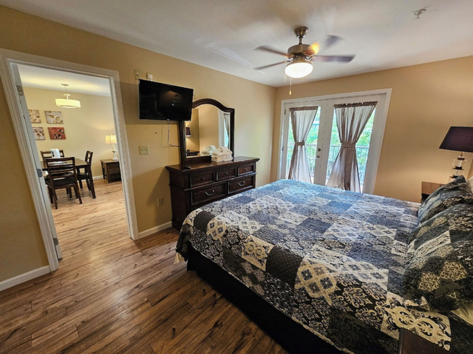 Room 4, River's Edge, Sevier