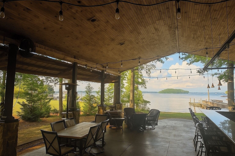 Food & Drinks 4, Luxury Lakefront 4br: Jacuzzi, Game Room & Wi-fi, Lexington