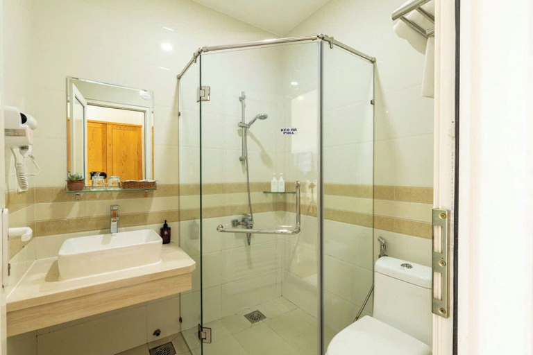 Bathroom 5, Blue Diamond Airport Hotel, Ho Chi Minh City