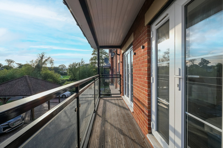 Terrace/patio 2, Spacious 6 Bedroom House in Denton Way, Slough