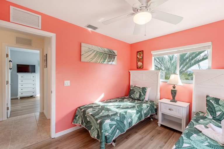 Room 4, Beach Bound, Lee