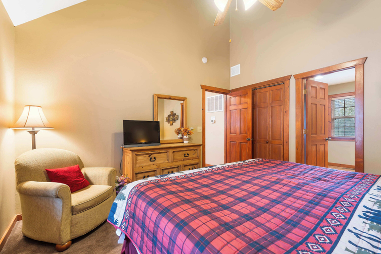 Others 1, Creekside - 2 BDR Resort Cabin in Epic Location!, Stone
