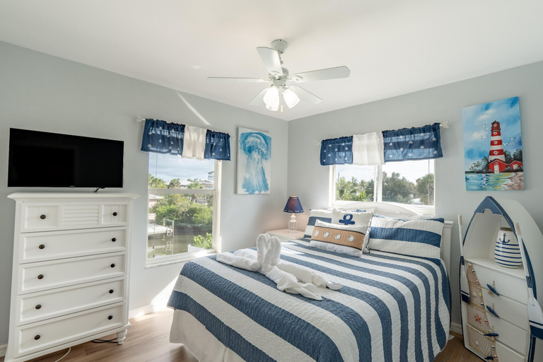 Room 3, Beach Bound, Lee