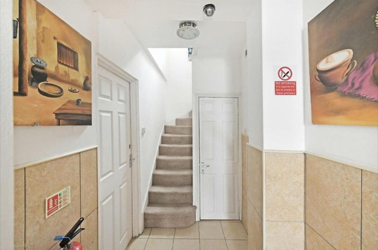 Others 5, Captivating 1-bed Apartment in London, London