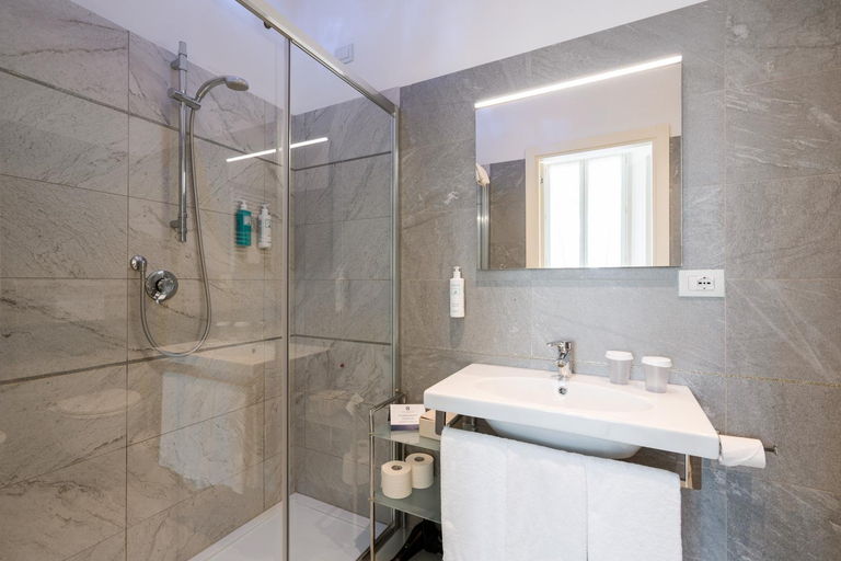 Bathroom 4, Nazionale, La Spezia