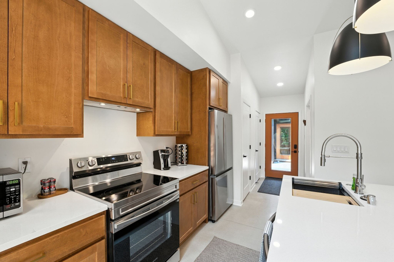 Private kitchen 4, 500 House - Unit C 1 Bedroom Townhouse, Ozaukee