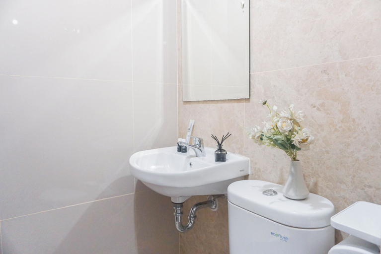 Bathroom 3, Good Living Studio Room Transpark Cibubur Apartment, Depok