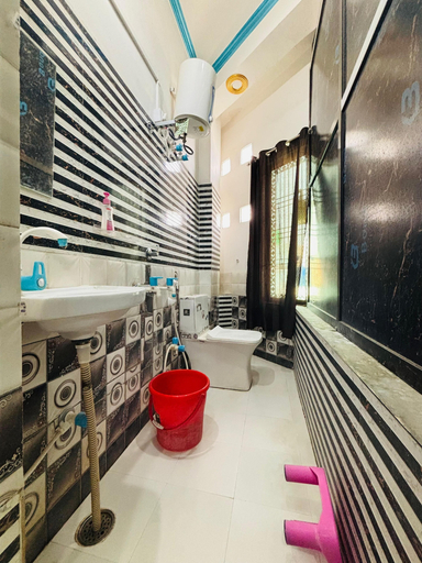 Bathroom 4, Royal Guest House, Faizabad