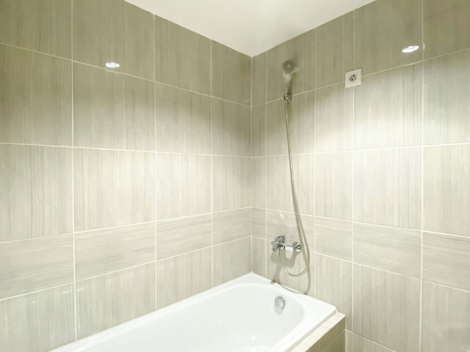 Bathroom 2, Comfort Stay Studio At Vasanta Innopark Apartment, Cikarang