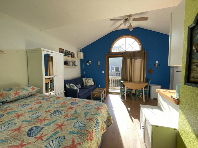 Room 5, 15 Don't Worry Be Happy Studio Bedroom Condo by RedAwning, Dare