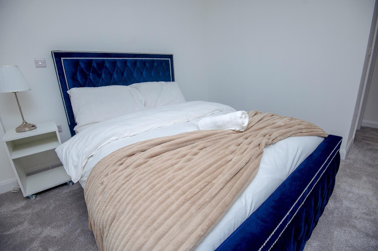 Room 2, Opfa Property, Manchester