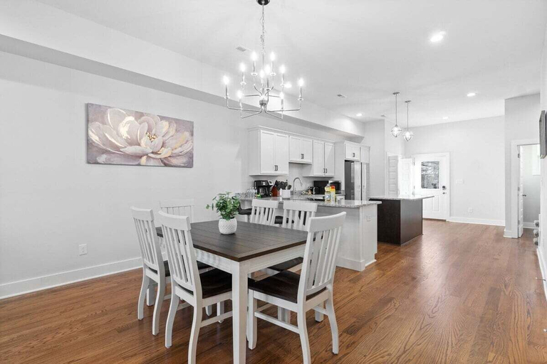 Room 3, Rebecca's Downtown Luxury Living, Montgomery