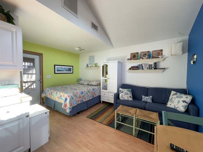 Room 3, 15 Don't Worry Be Happy Studio Bedroom Condo by RedAwning, Dare