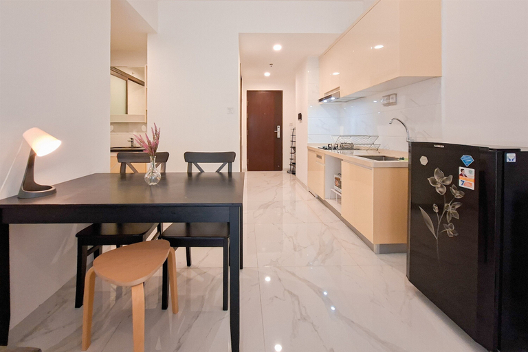 In-room dining 3, Cozy And Pool View 2Br At Sky House Bsd Apartment, Tangerang Selatan