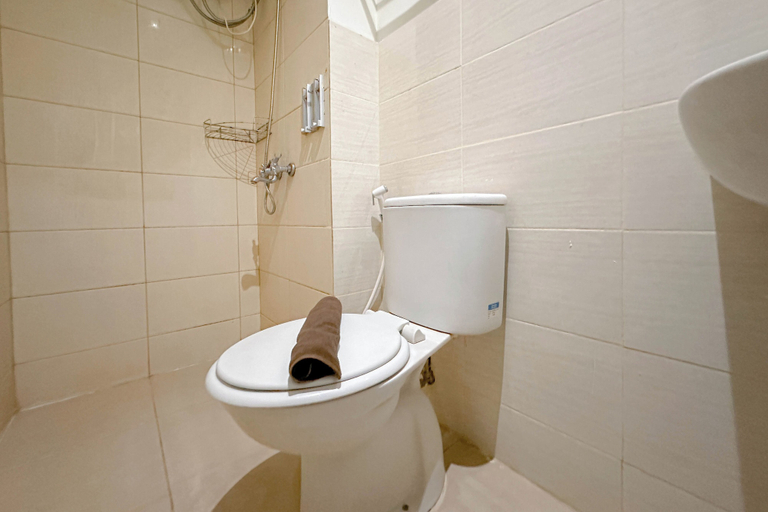 Bathroom 2, Minimalist Studio (No Kitchen) At Tamansari Prospero Sidoarjo Apartment, Sidoarjo