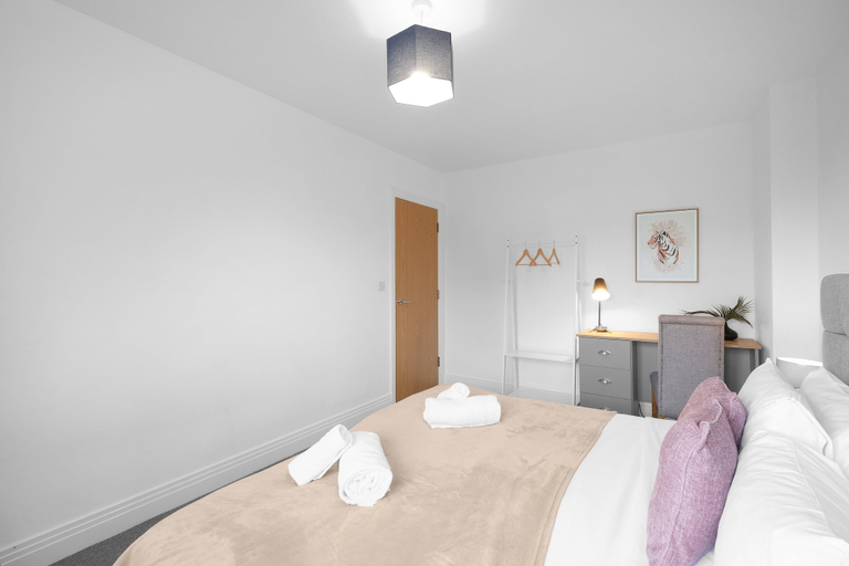 Room 5, Spacious 6 Bedroom House in Denton Way, Slough
