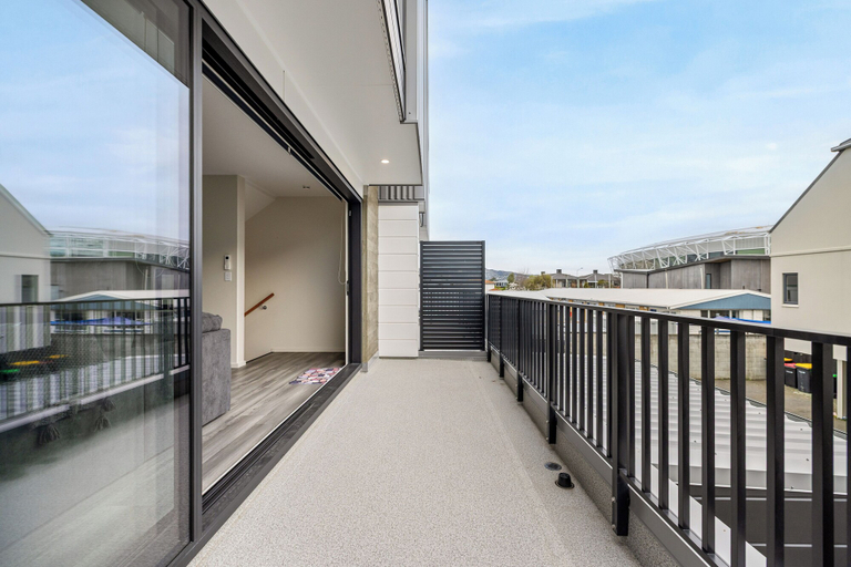 Balcony, Newly Built 3 Bedroom Townhouse - Your Base to Explore the CBD, Christchurch