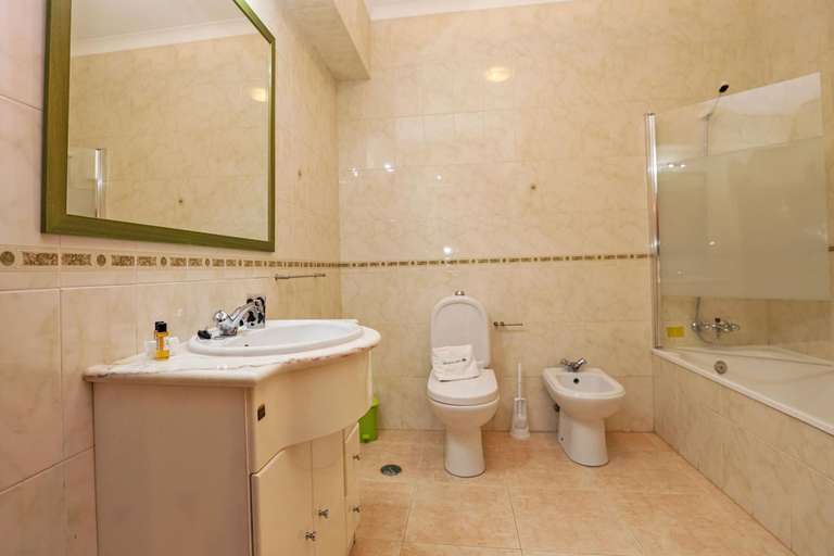 Room 4, C25 - Town Center Apartment in Lagos, Lagos