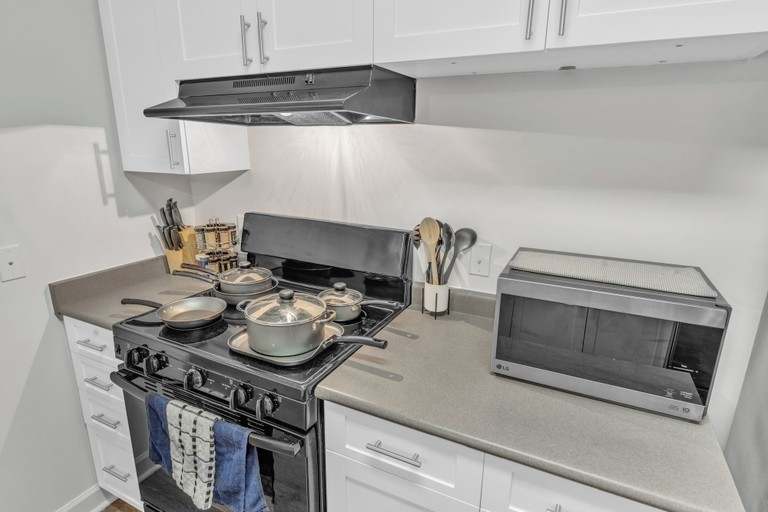 Private kitchen 3, Upscale 1BR Suite to Downtown Raleigh, Wake