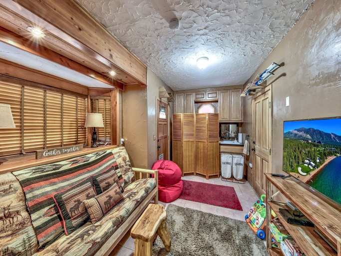 Room 5, 2556h Lazy Bear's Den 2 Bedroom Cottage by RedAwning, El Dorado