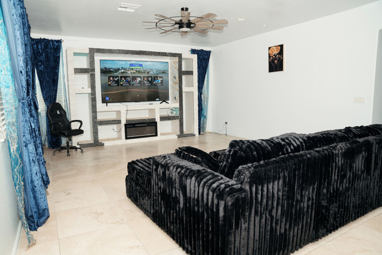 Living area 2, Large Family Home Near Phoenix, Maricopa