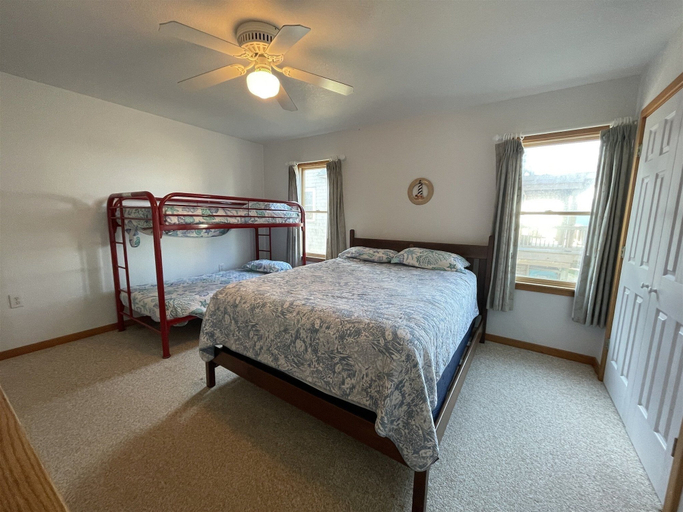 Room 4, The Baited Hook 4 Bedroom Cottage by RedAwning, Dare