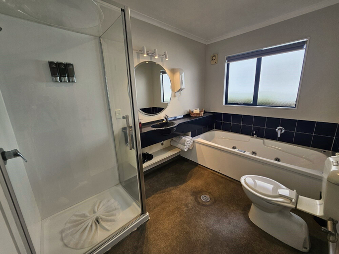 Bathroom 3, ASURE Albert Park Motor Lodge, Waipa